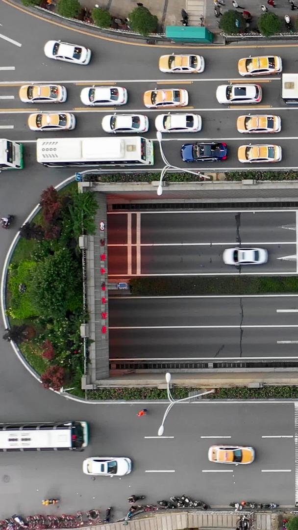 航拍城市早高峰交通流量视频的预览图