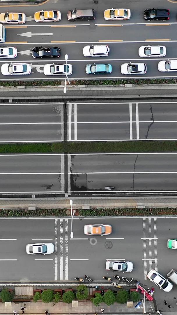 航拍城市早高峰交通流量视频的预览图