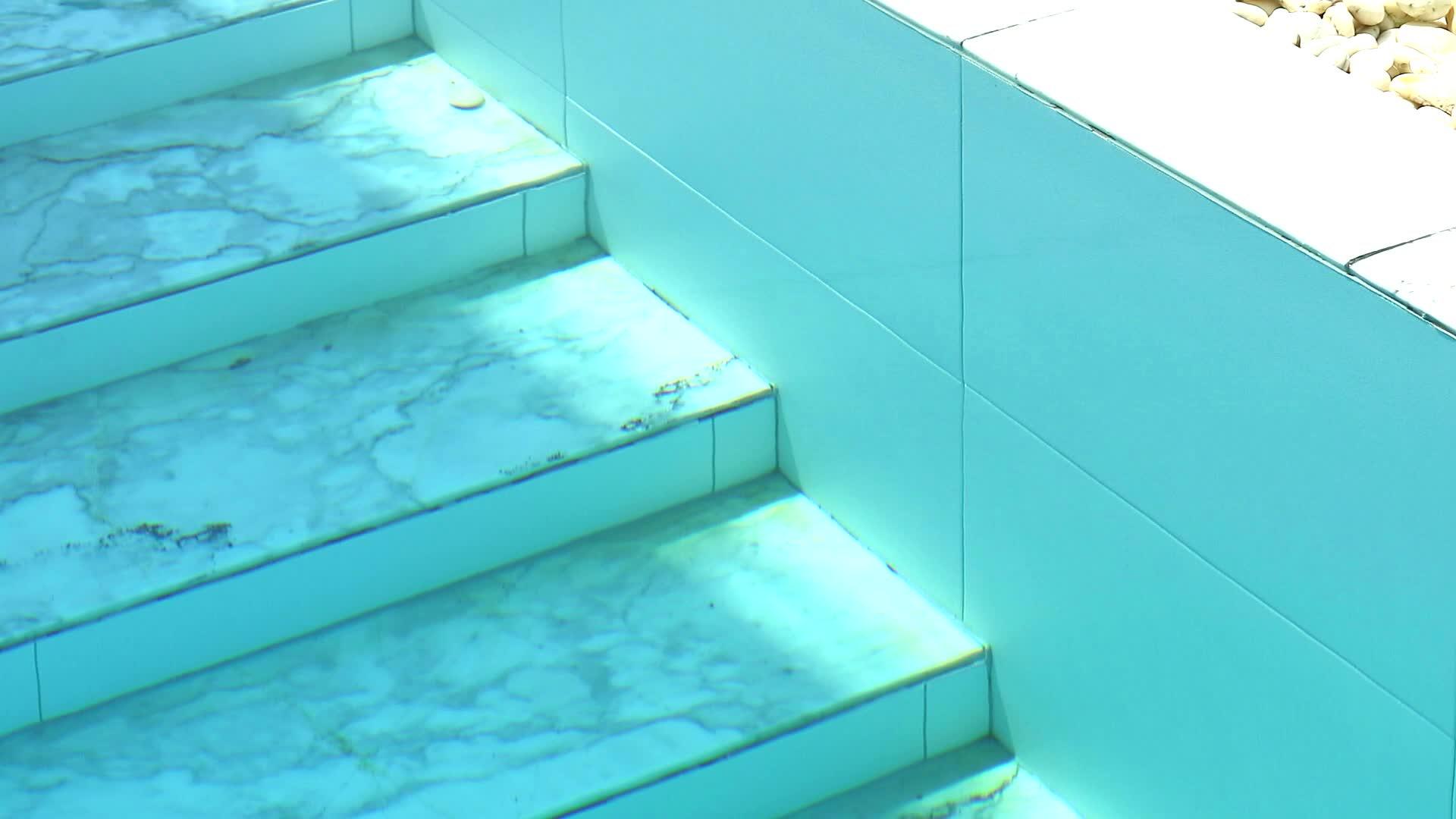 水下游泳池和墙壁潮湿的大理石台阶视频的预览图