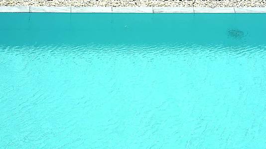 游泳池和墙壁在水彩水和小波表面下的潮汐视频的预览图