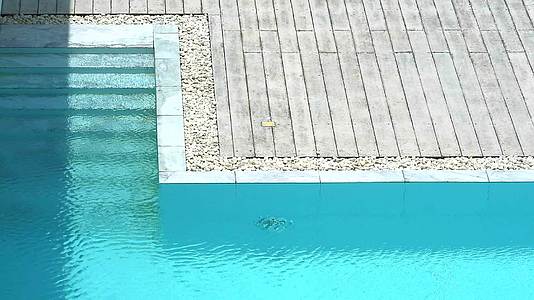 水彩水和小波表面的水下游泳池和墙壁潮汐大理石视频的预览图