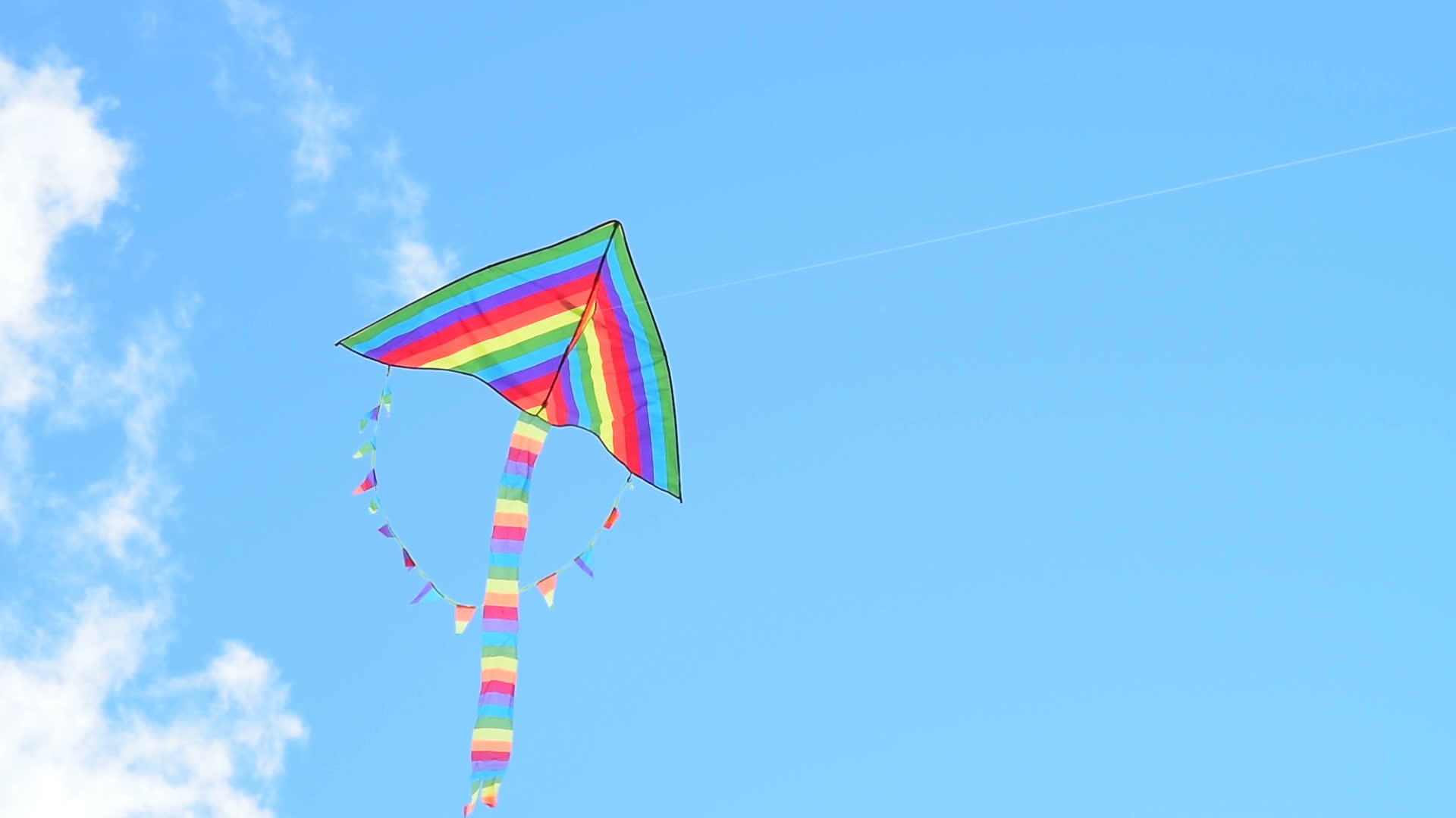 彩虹风筝在蓝天上飞舞视频的预览图