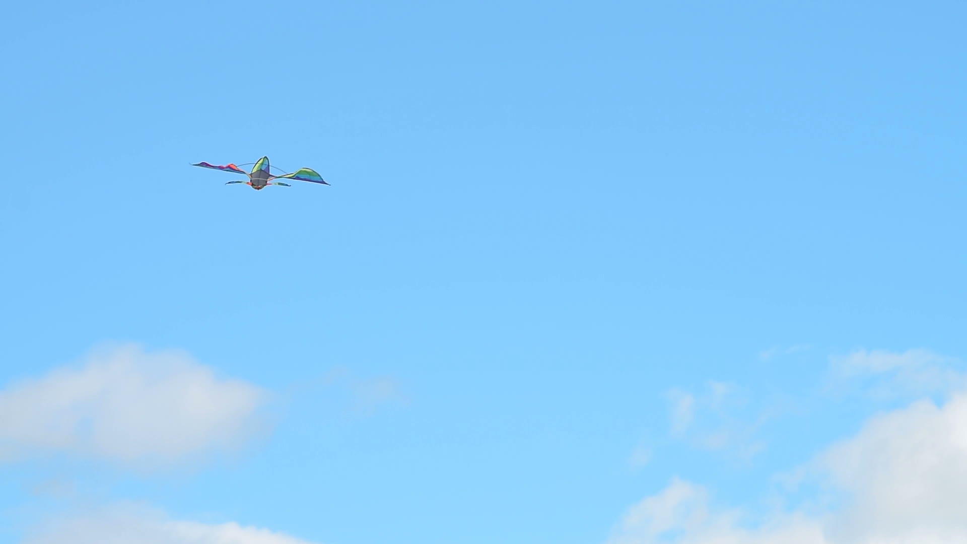彩虹彩色风筝在强风中向天空飘扬视频的预览图