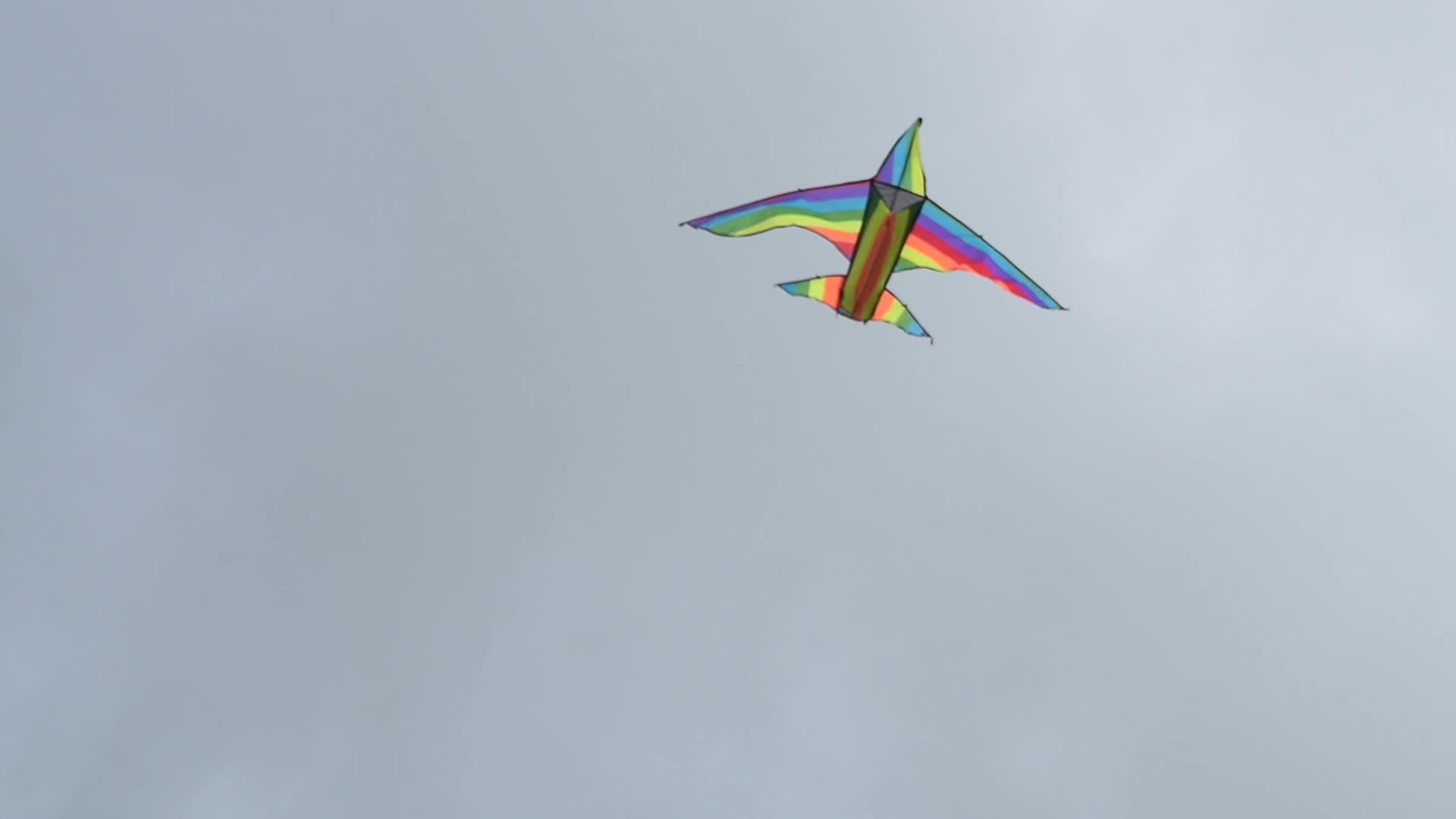 彩虹风筝飞向云雾的天空视频的预览图