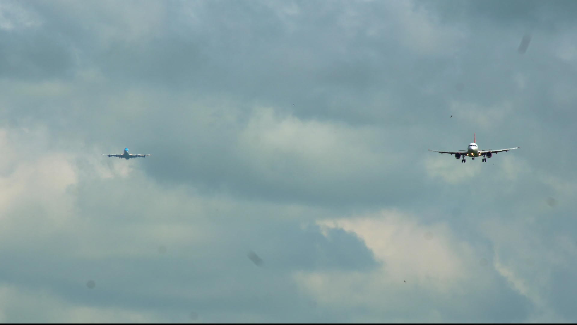 两架飞机在风暴的天空中飞翔视频的预览图