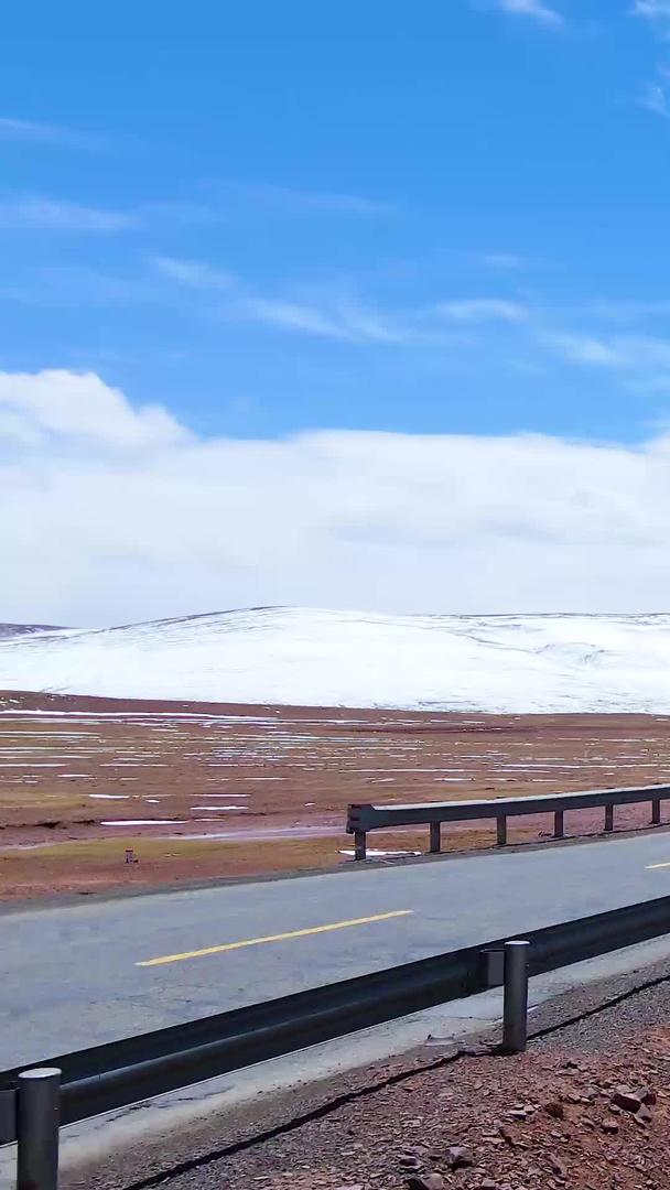 青藏高原国道超宽卡车行驶视频视频的预览图