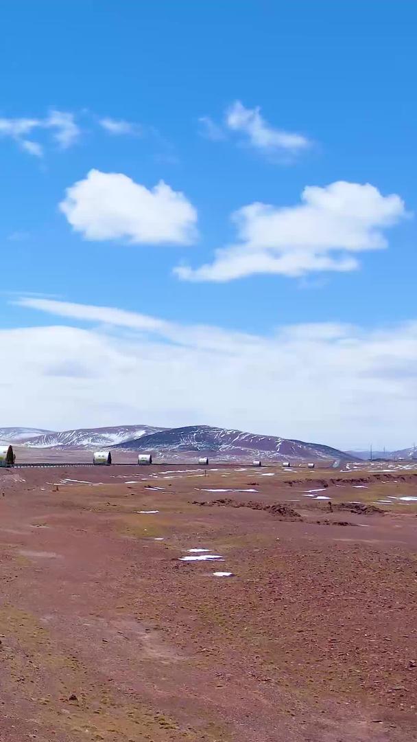 青藏高原国道超宽卡车行驶视频视频的预览图