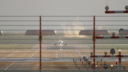 飞机在日出时起飞加速视频的预览图