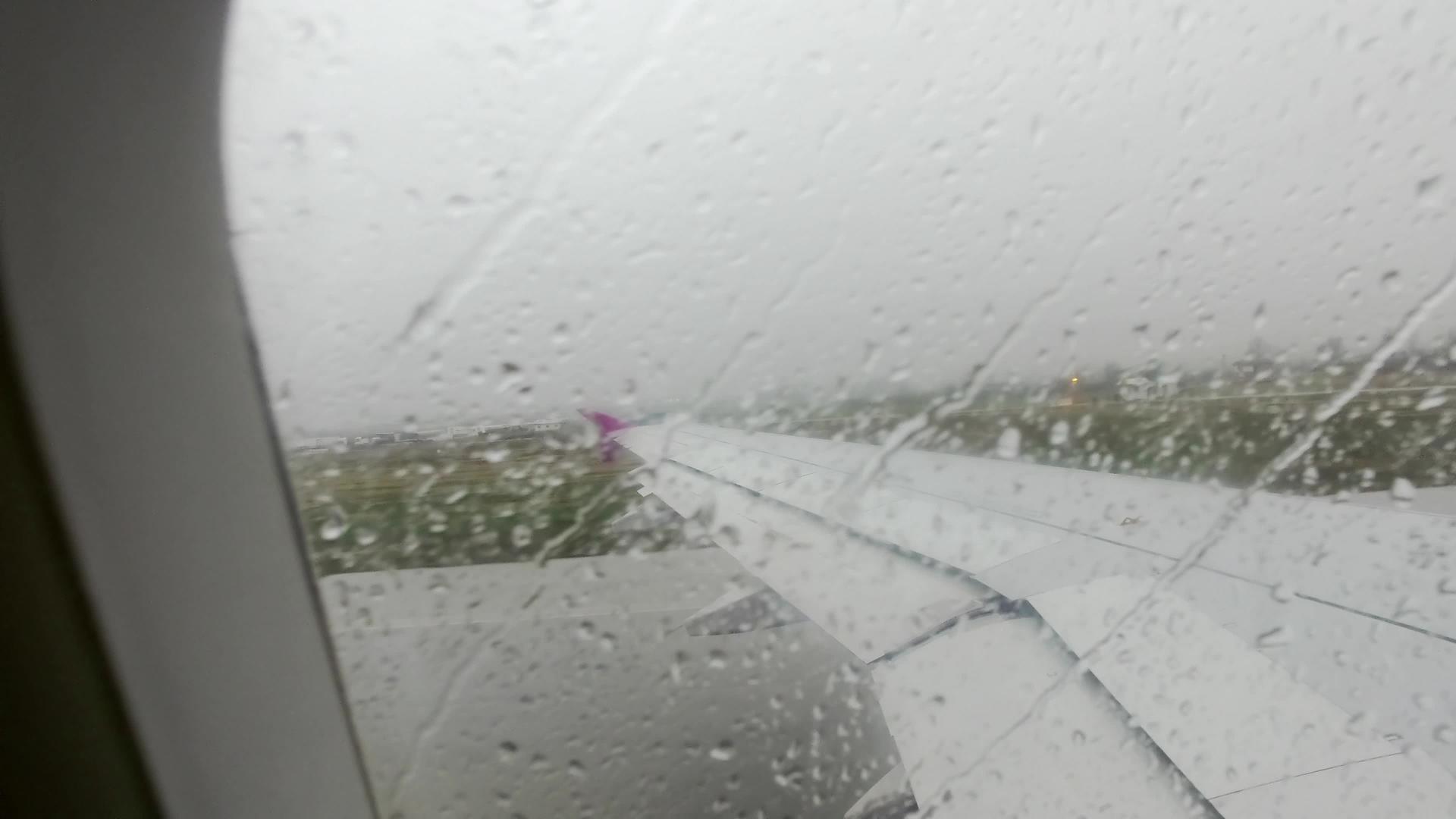 从机场起飞的飞机在雨天起飞视频的预览图