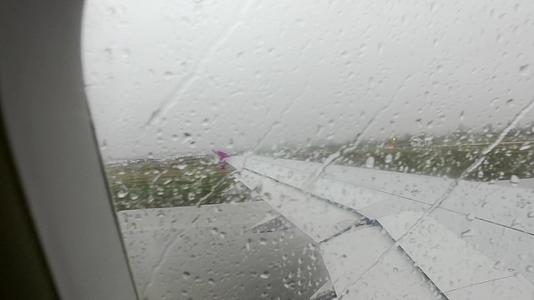 从机场起飞的飞机在雨天起飞视频的预览图