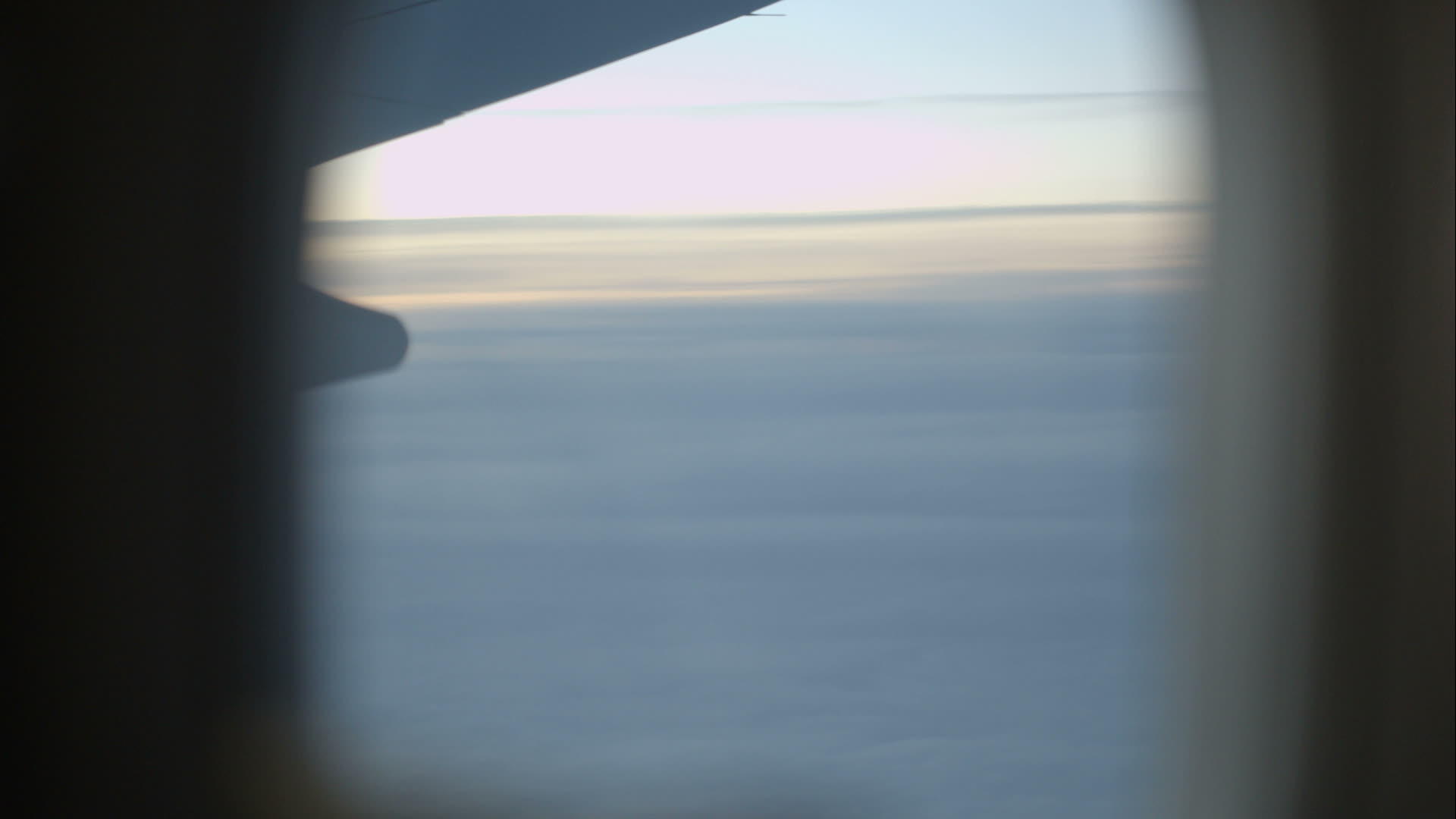飞行时用垫子看窗外的女人视频的预览图
