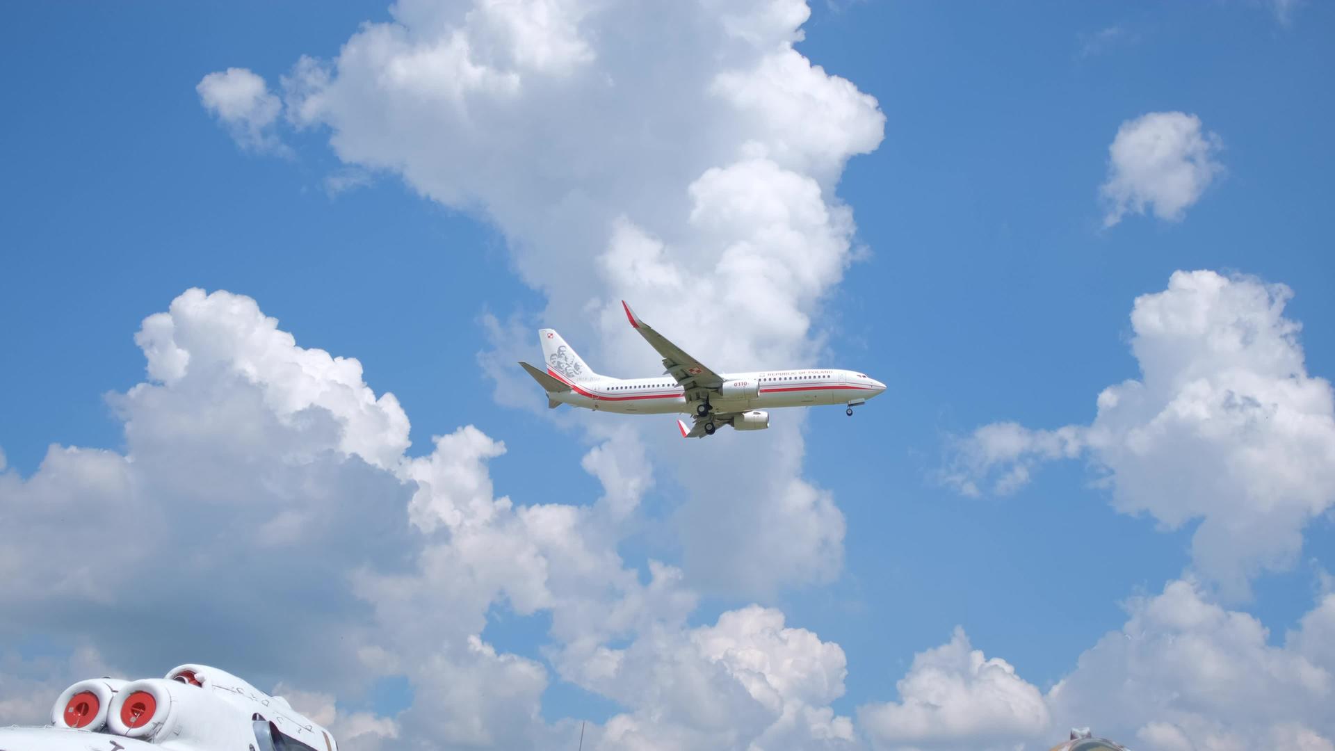 客机在蓝天飞行白云飞行视频的预览图