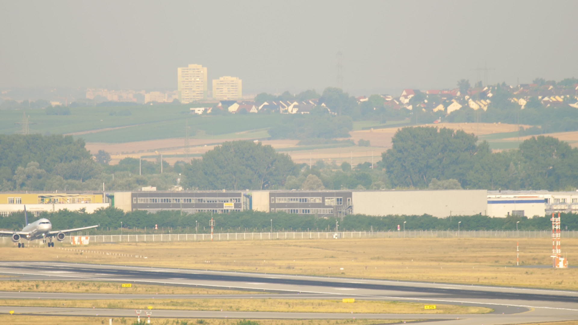 飞机降落在Frankfurt视频的预览图