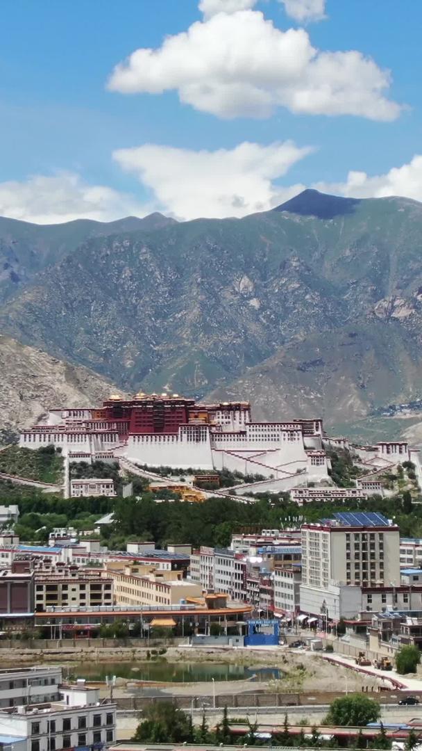 西藏拉萨布达拉宫航拍视频视频的预览图