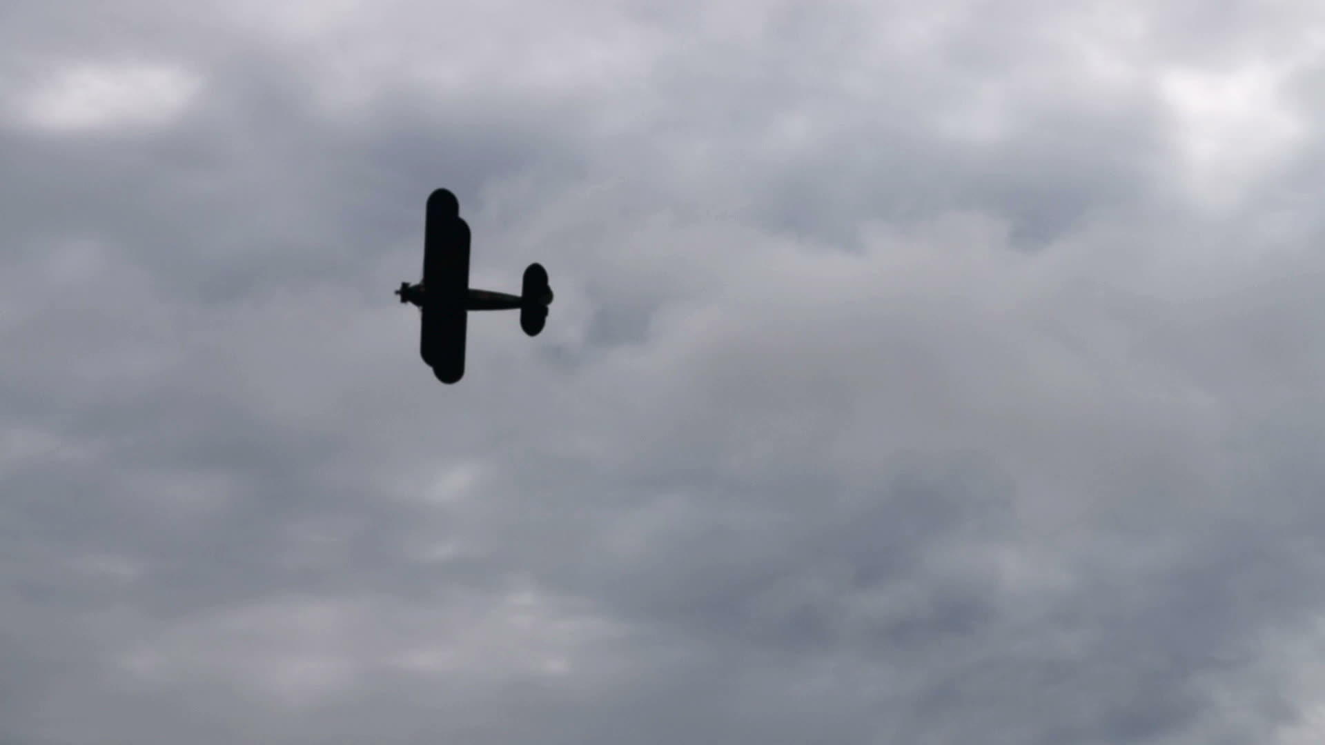在云端飞行的反向飞机视频的预览图