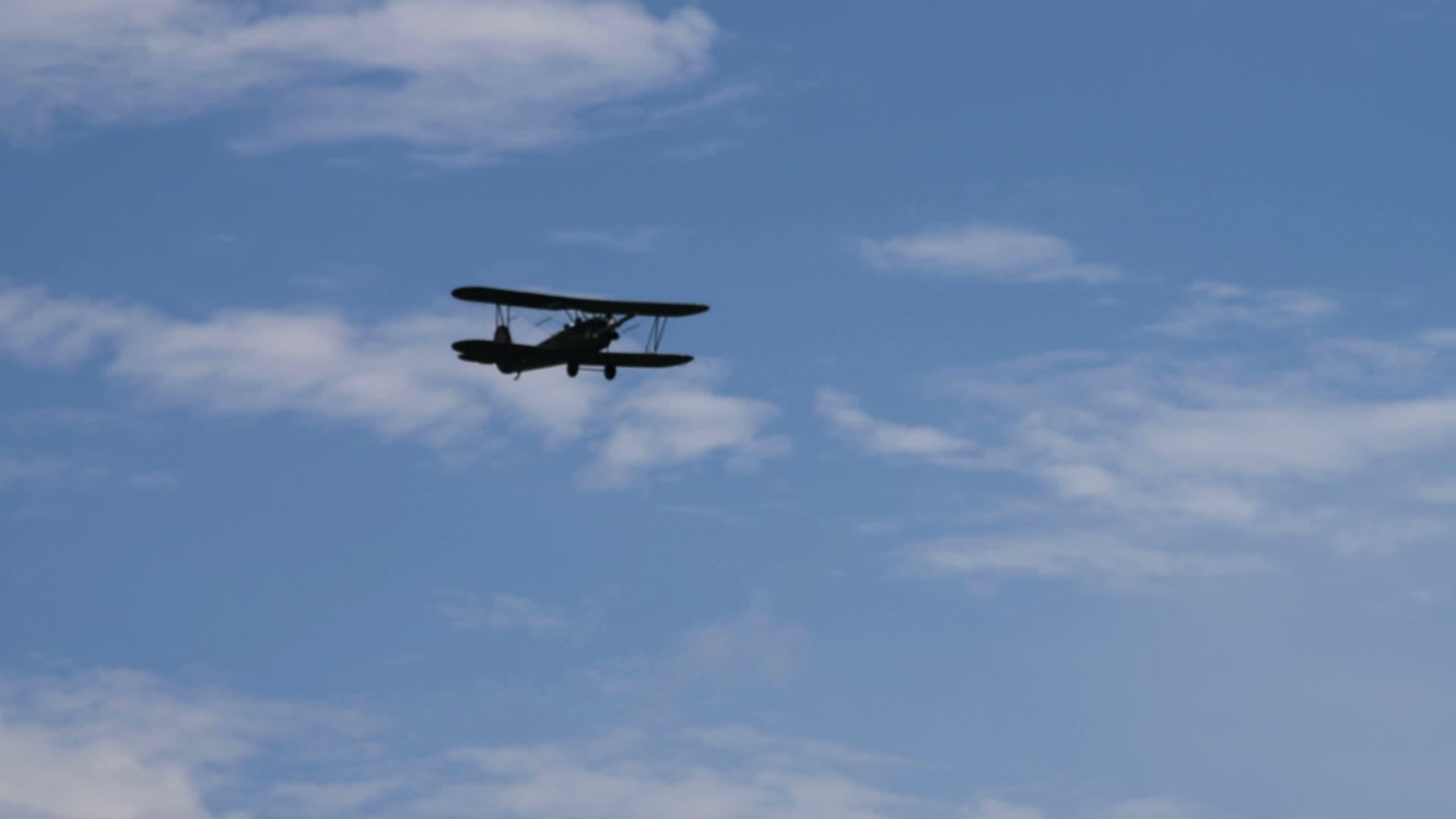 云中的反转飞机视频的预览图