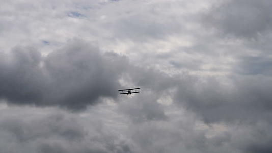 在云端飞行的旋转飞机视频的预览图