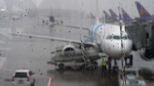 热带机场雨雨视频的预览图