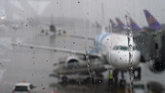 热带机场雨雨视频的预览图