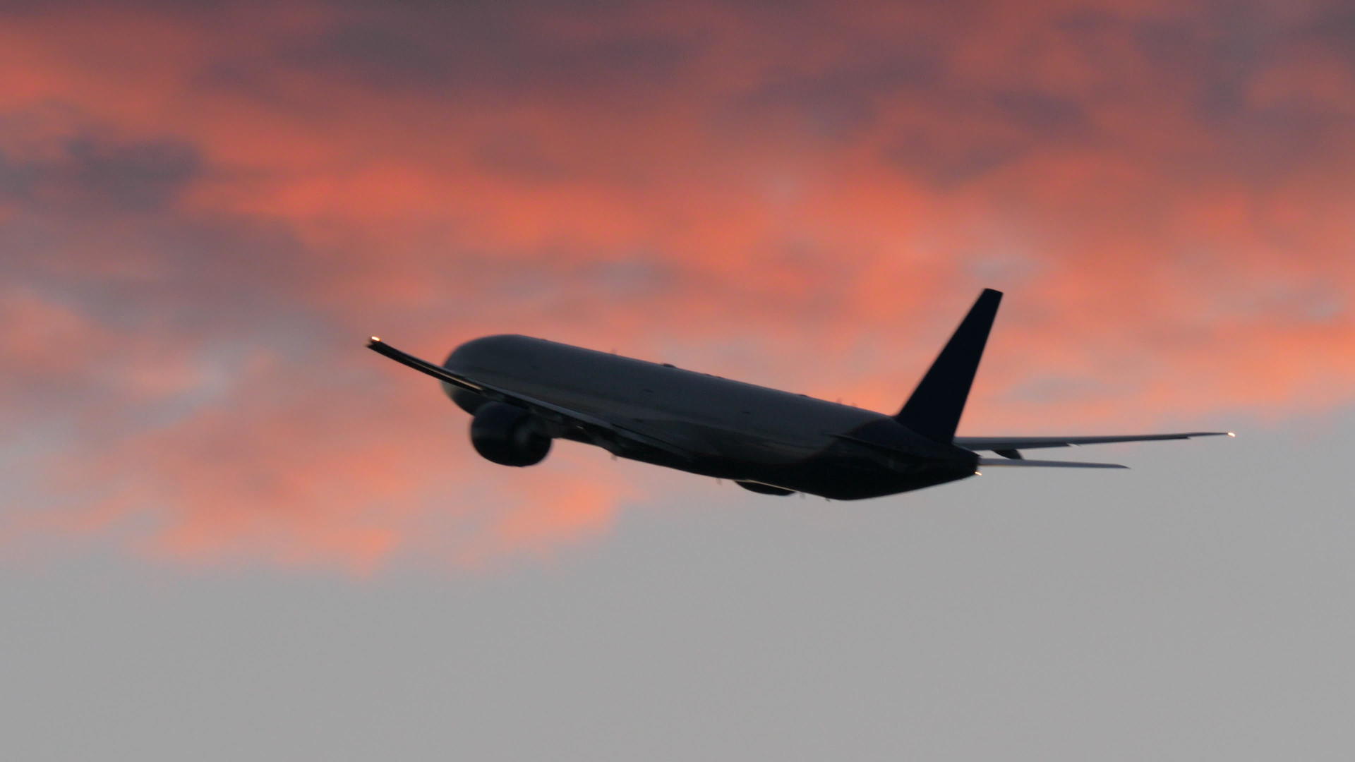 飞机在夜云中飞行视频的预览图