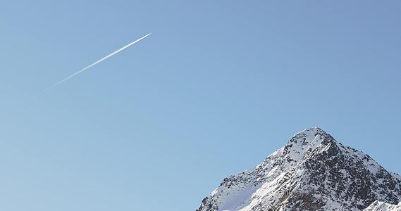 在阿尔卑斯山顶飞翔视频的预览图