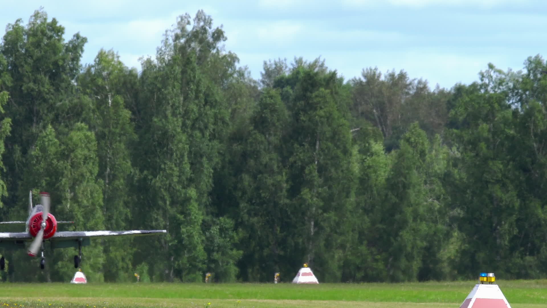 降落的运动飞机视频的预览图