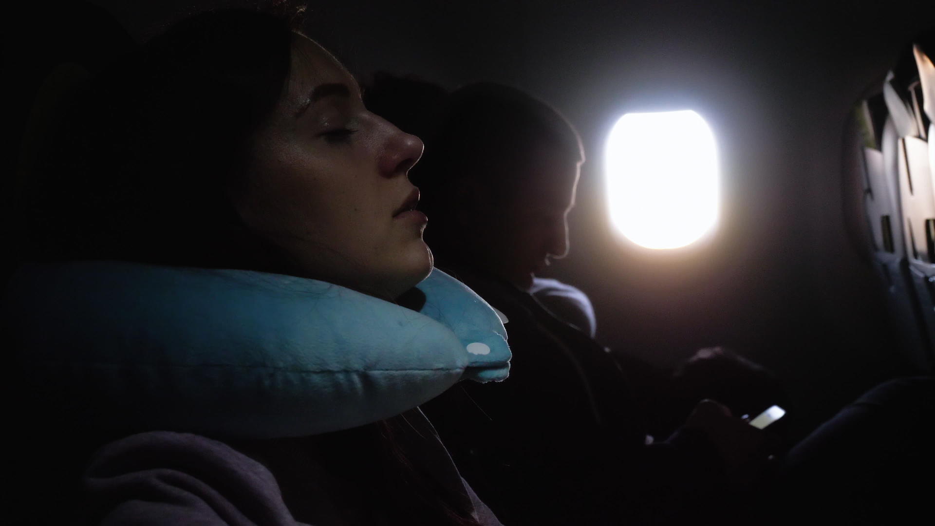 女人睡在飞机上视频的预览图