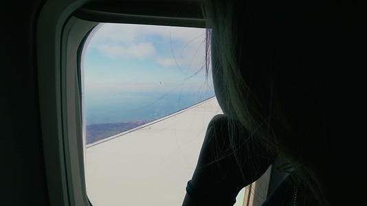 在飞机上飞行从高处欣赏风景视频的预览图