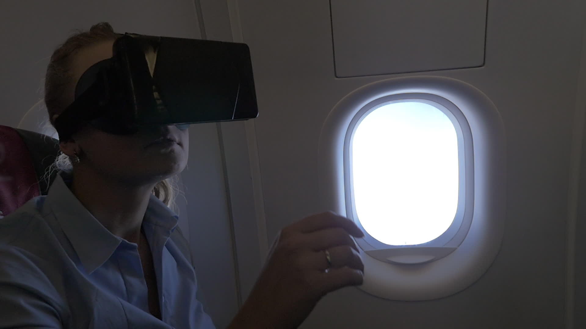 在飞机上用Vr头盔的女人视频的预览图