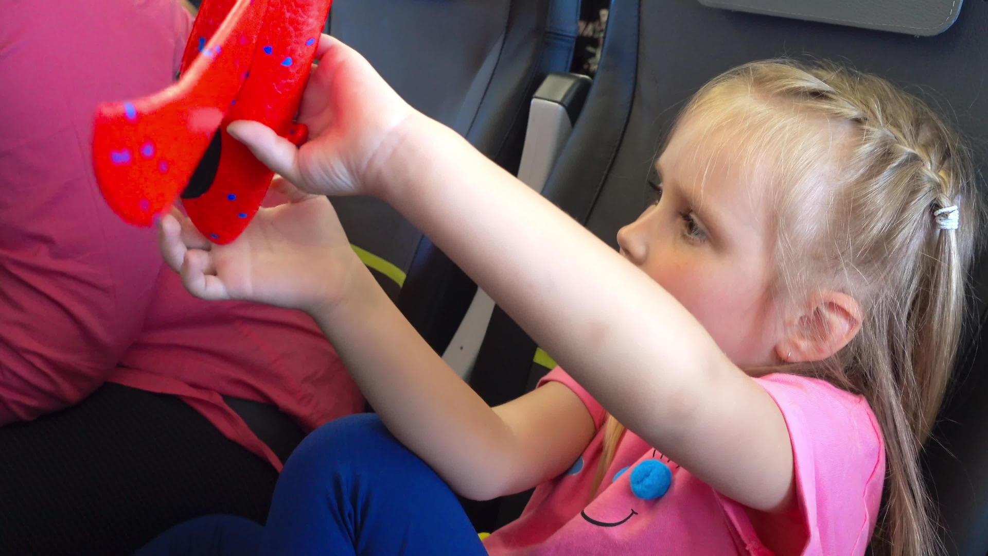 小女孩和飞机在飞行中玩耍视频的预览图