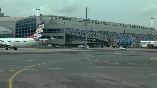 机场停机坪上的飞机视频的预览图