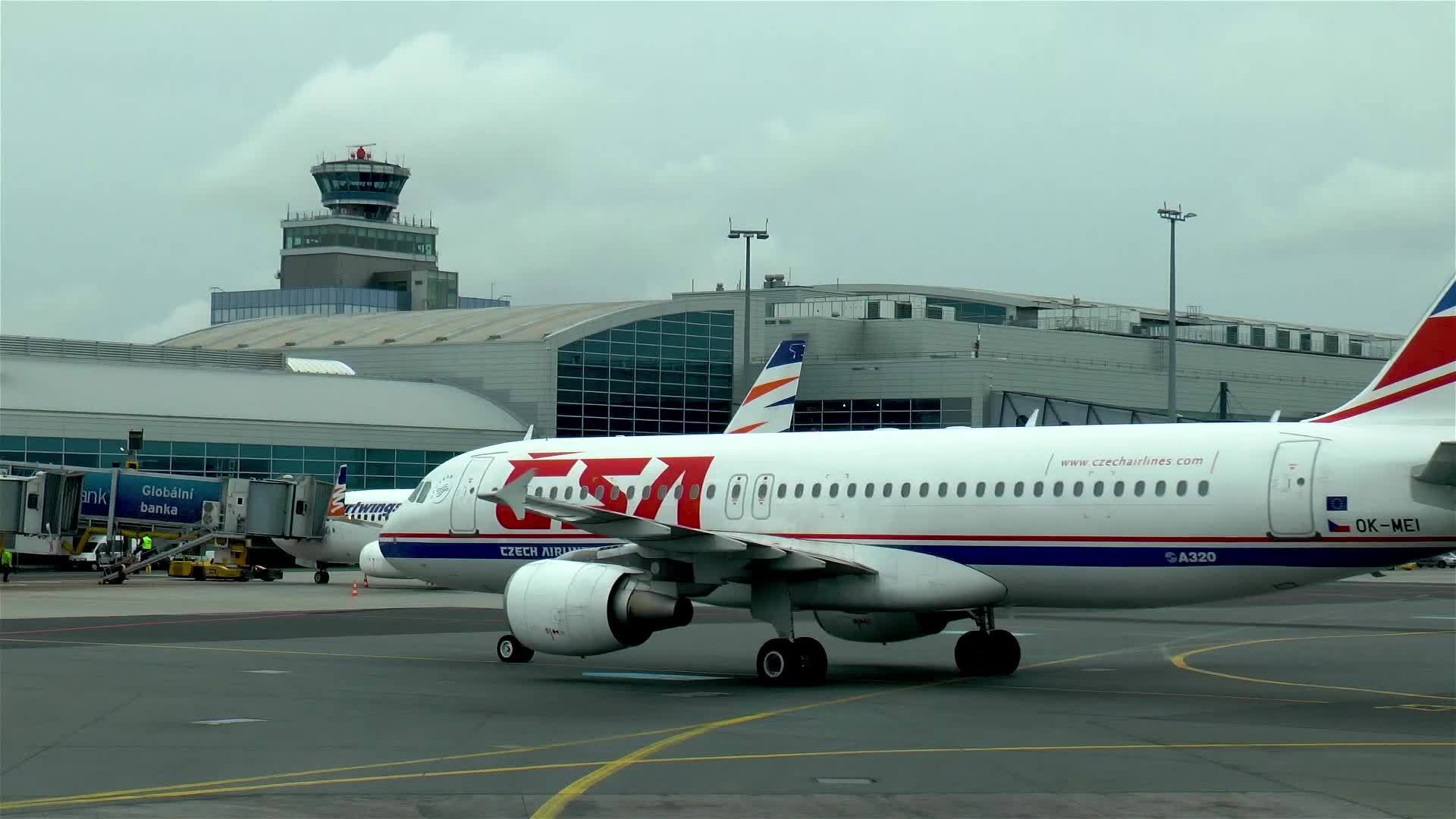 机场停机坪上的飞机视频的预览图