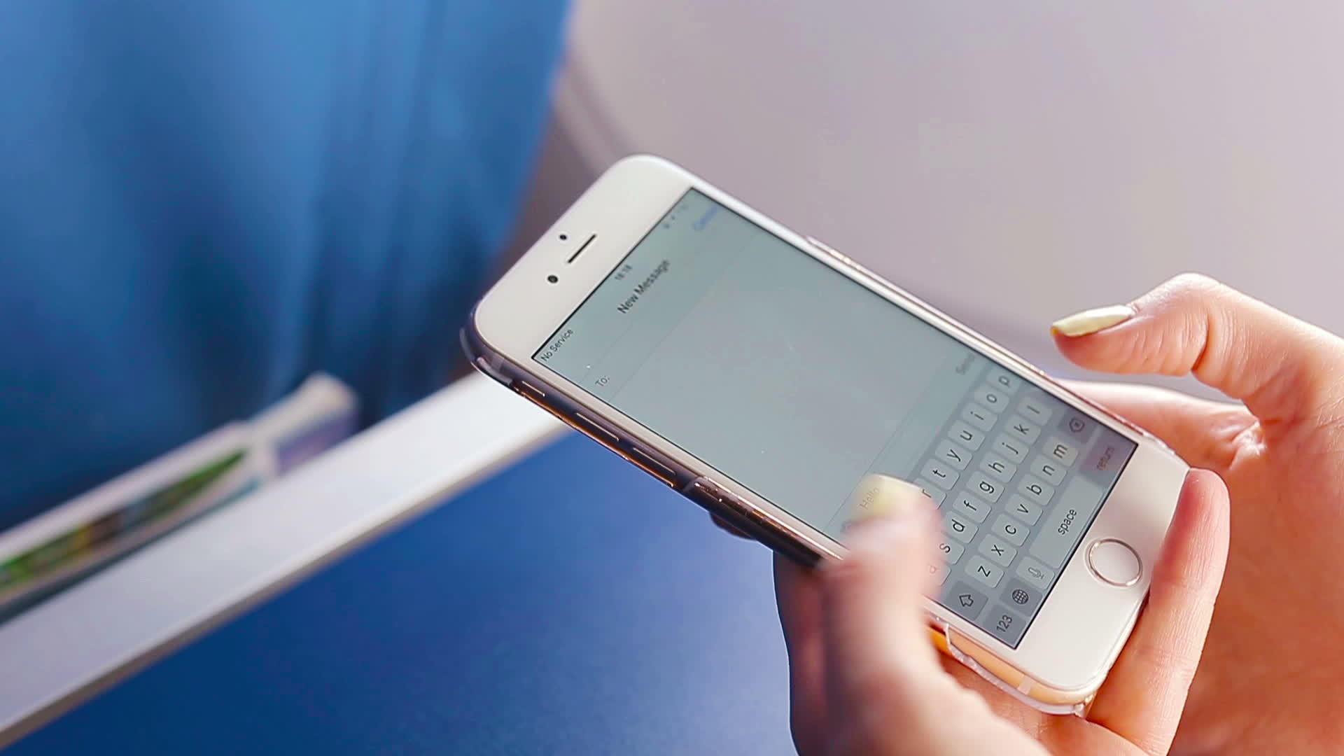 在她的手机上发送短信在飞机背景窗口进行特写视频的预览图