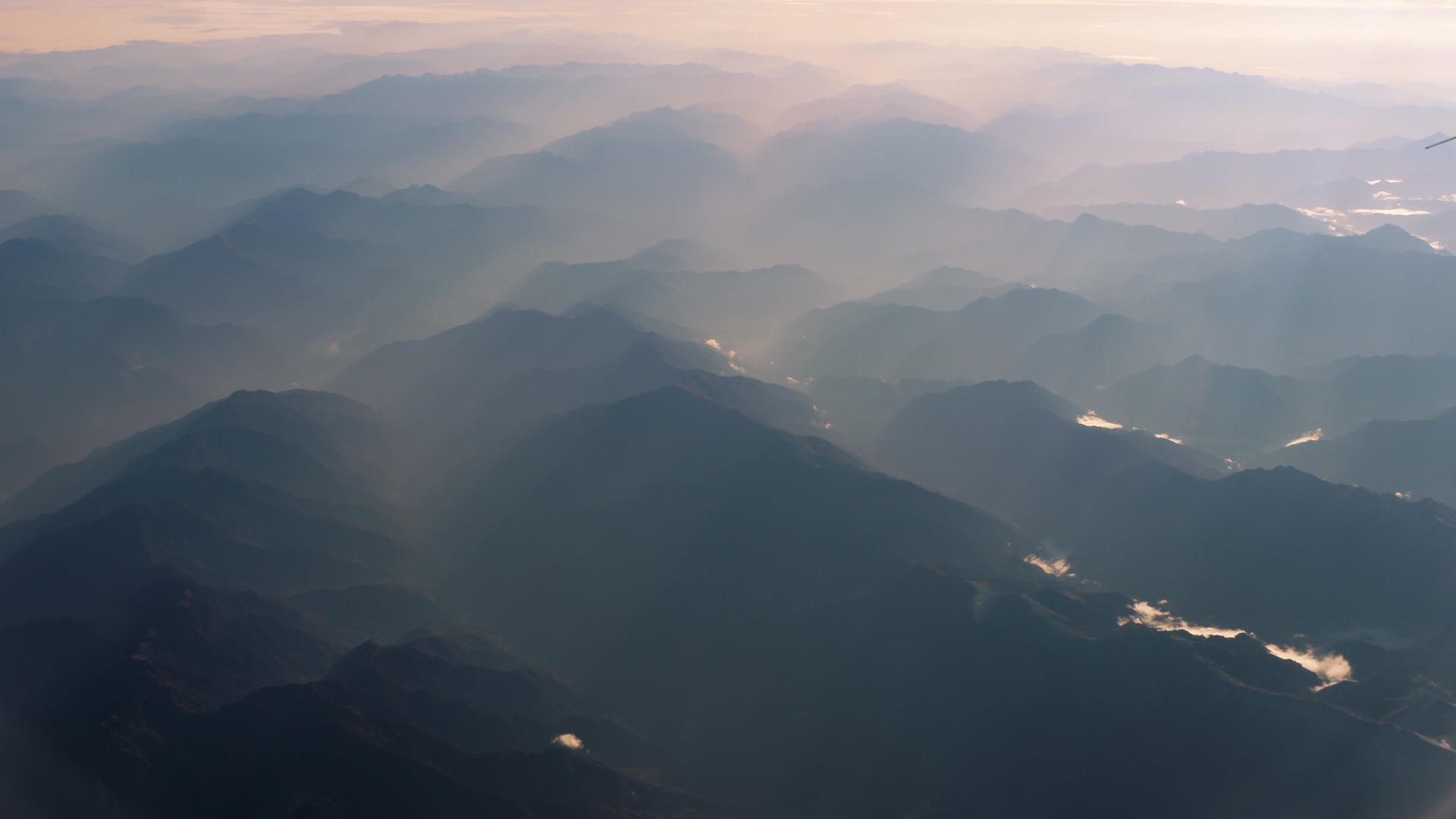 美丽的风景穿过飞机窗口飞机在山上飞行视频的预览图