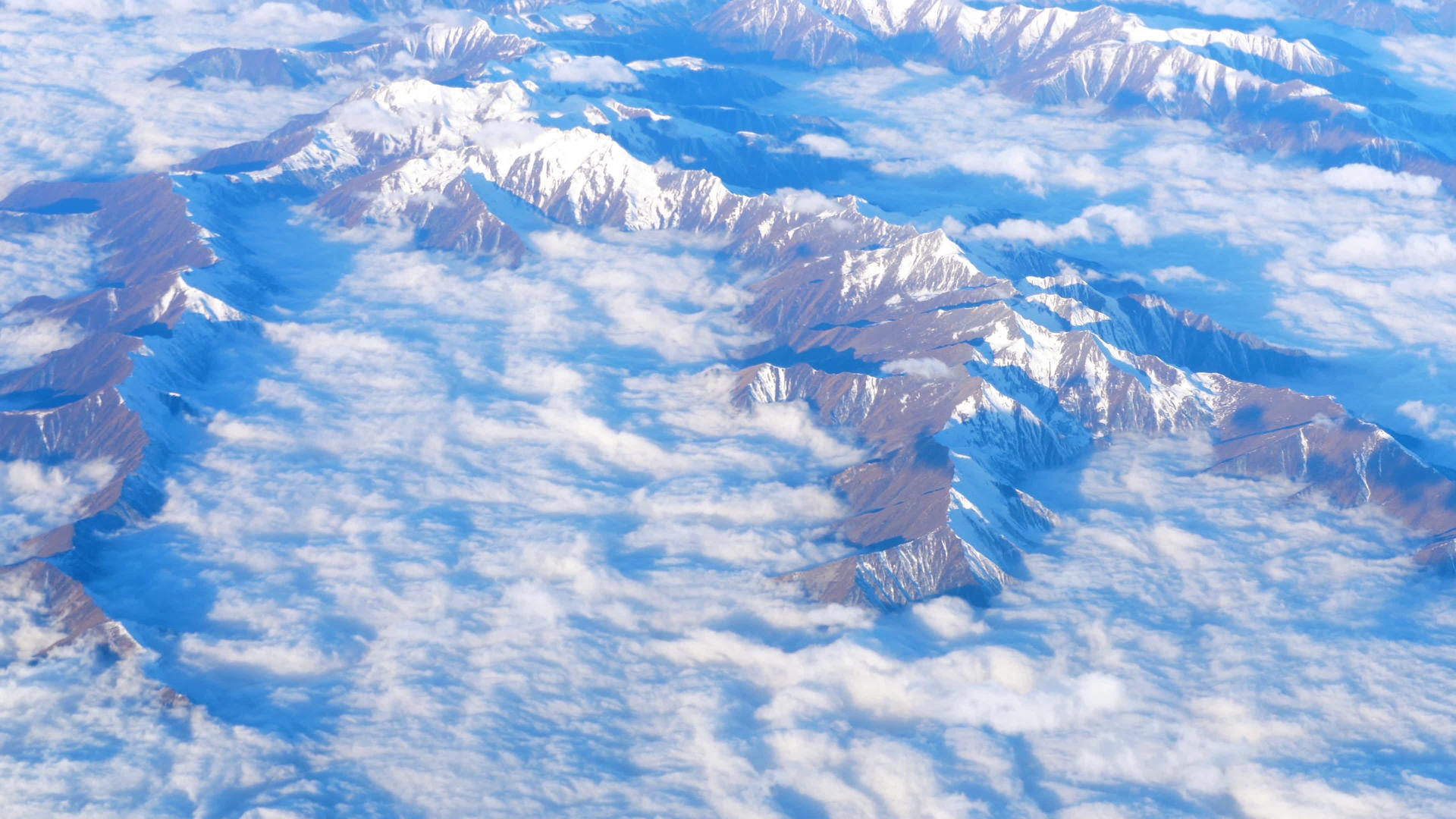 美丽的风景穿过飞机窗口飞机在山上飞翔云彩飘扬视频的预览图