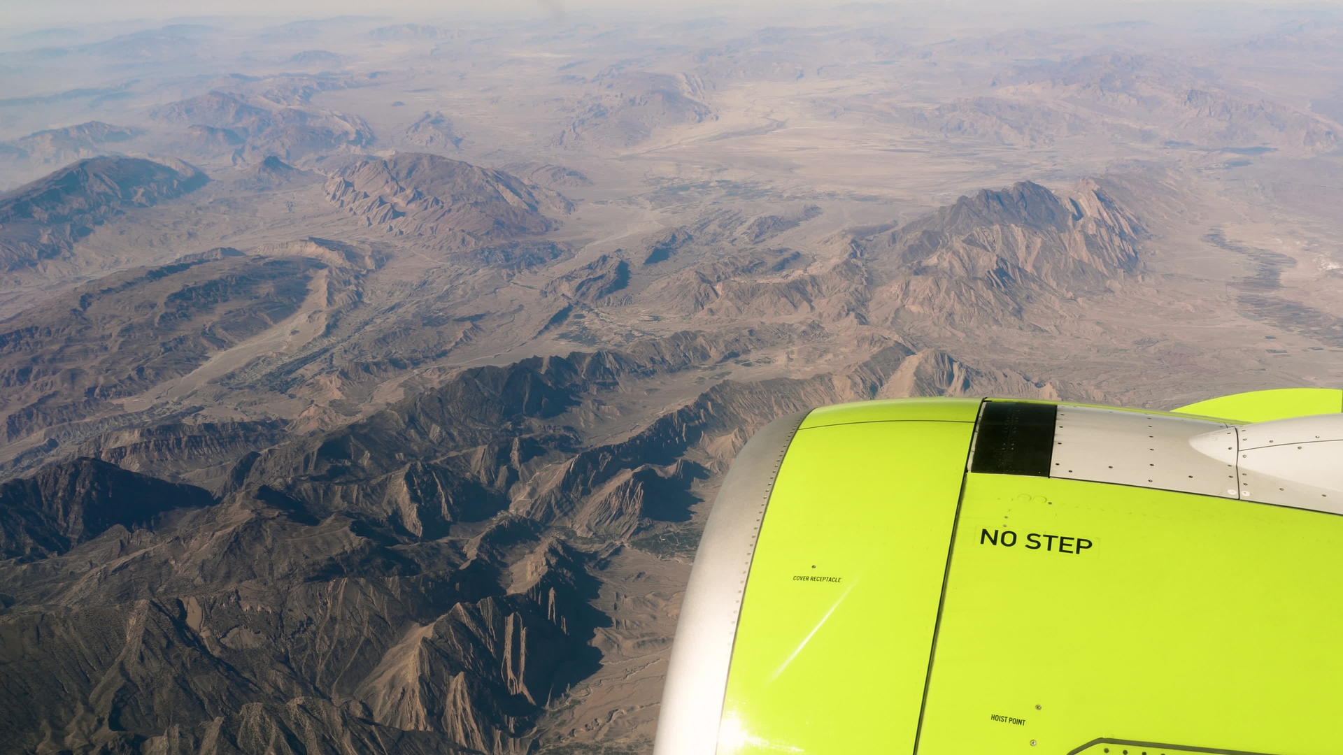 山丘穿过飞机窗视频的预览图