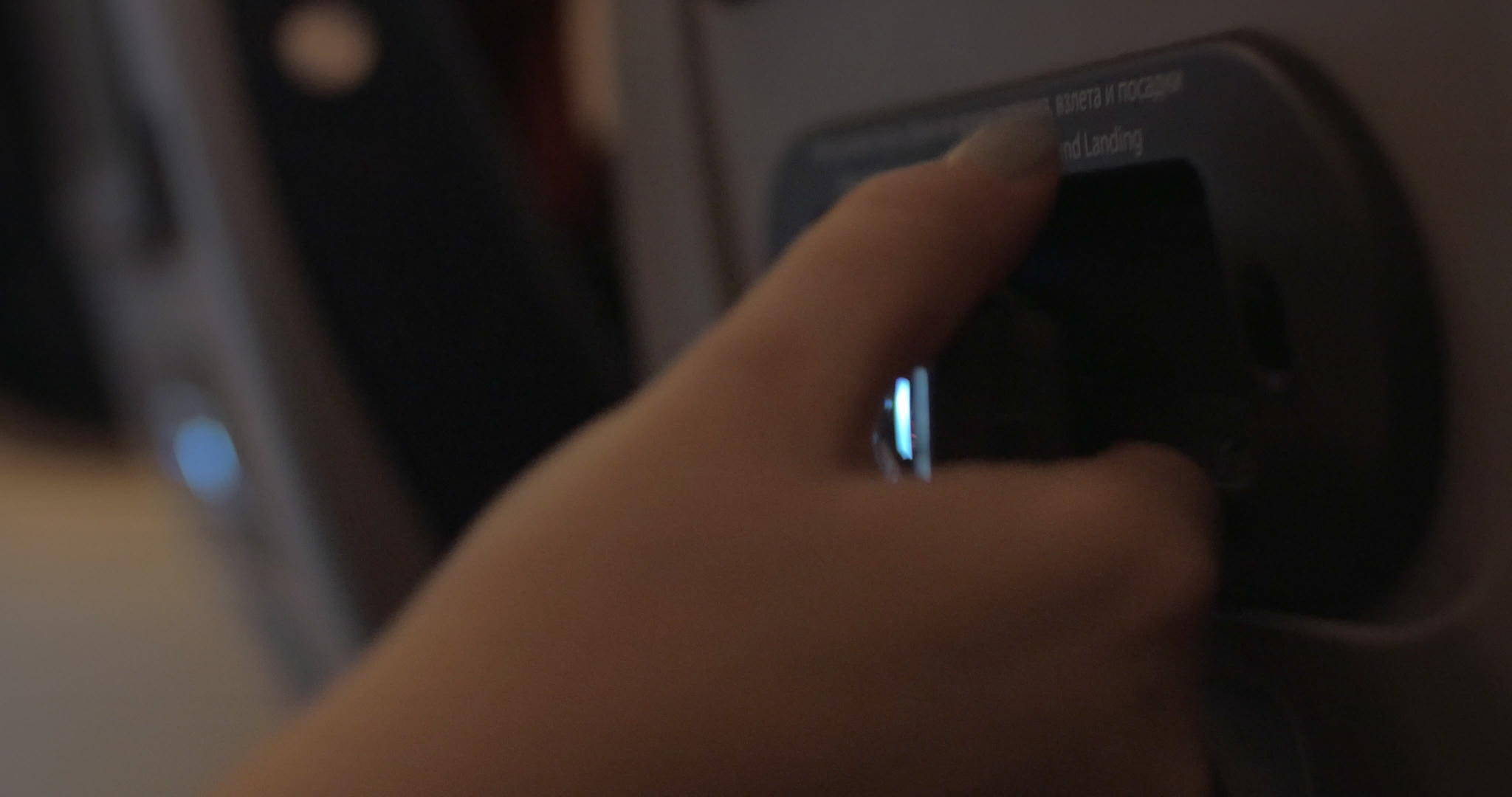 女性在飞机上使用后座监视器控制垫视频的预览图