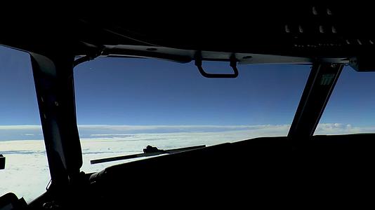 飞机驾驶舱飞行员的视图视频的预览图