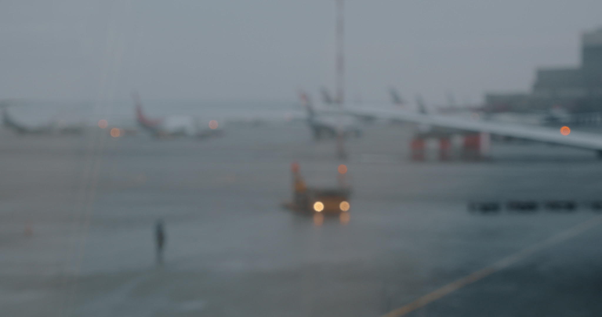 机场飞机停机无焦点视图视频的预览图