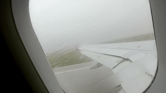 商用飞机在暴雨天气起飞视频的预览图