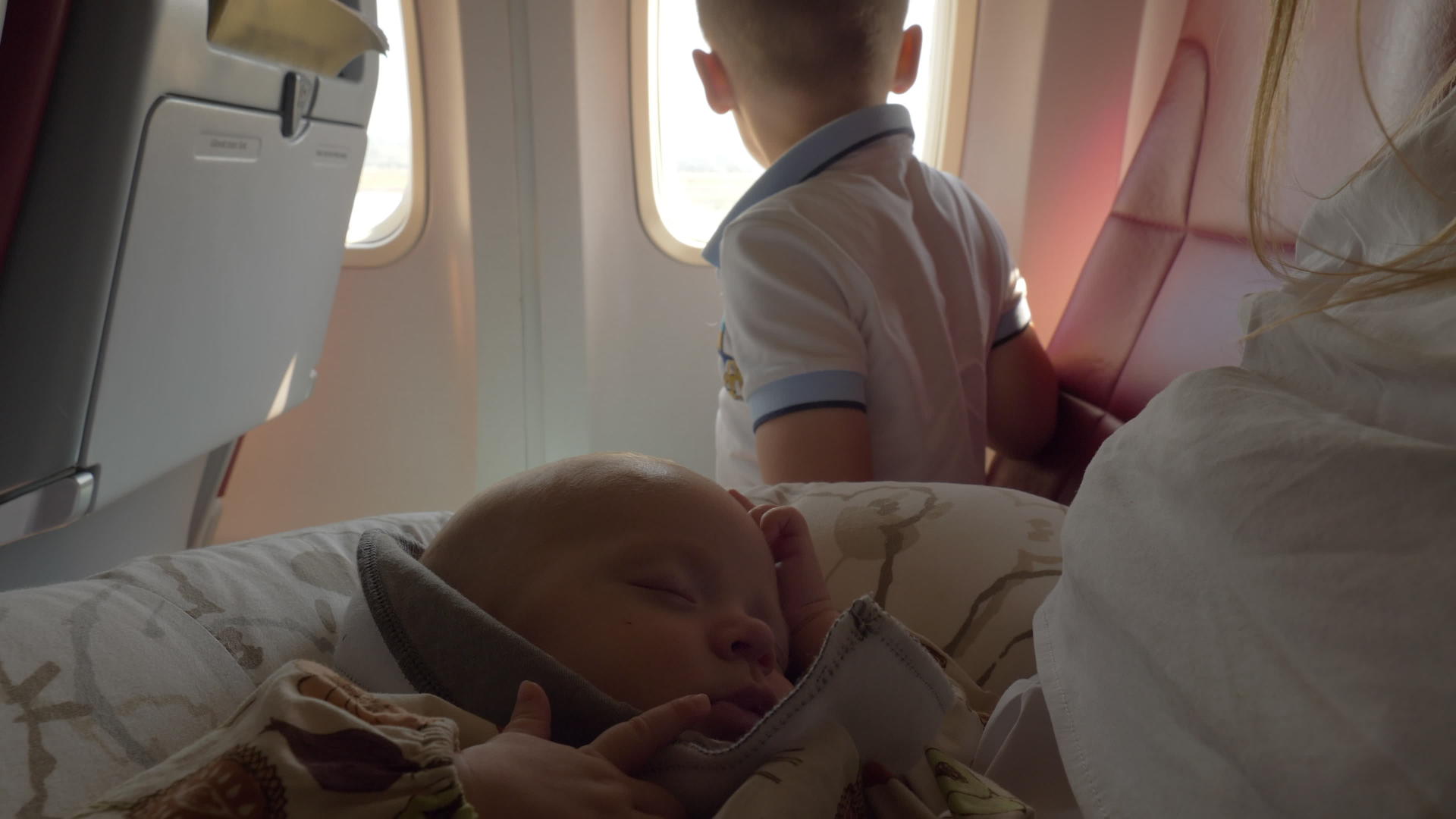 和家人一起乘飞机旅行的女婴醒来视频的预览图