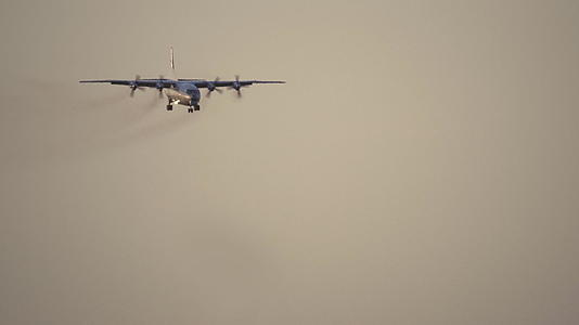 军用涡轮螺旋飞机着陆视频的预览图