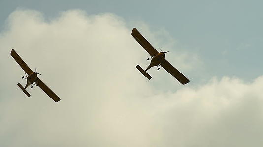两架轻型飞机在天空中表演视频的预览图