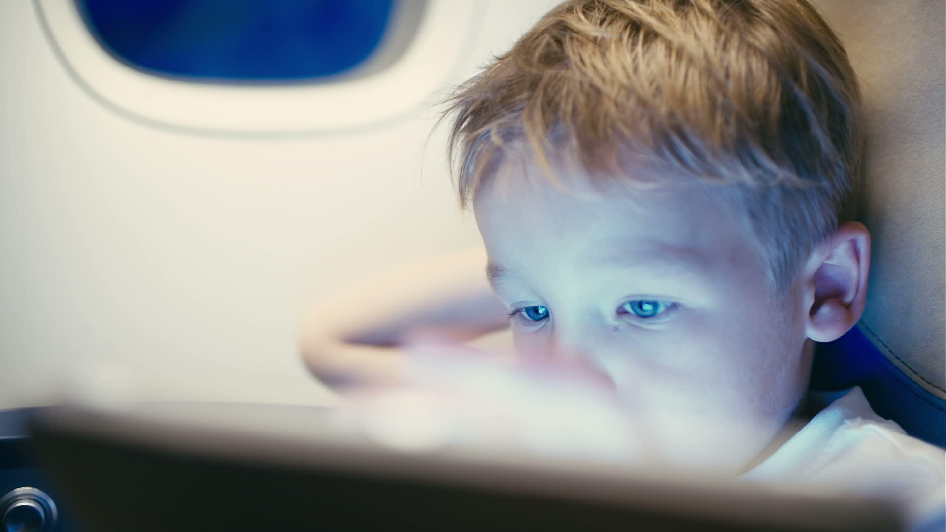 小男孩在飞行中使用平板电脑视频的预览图