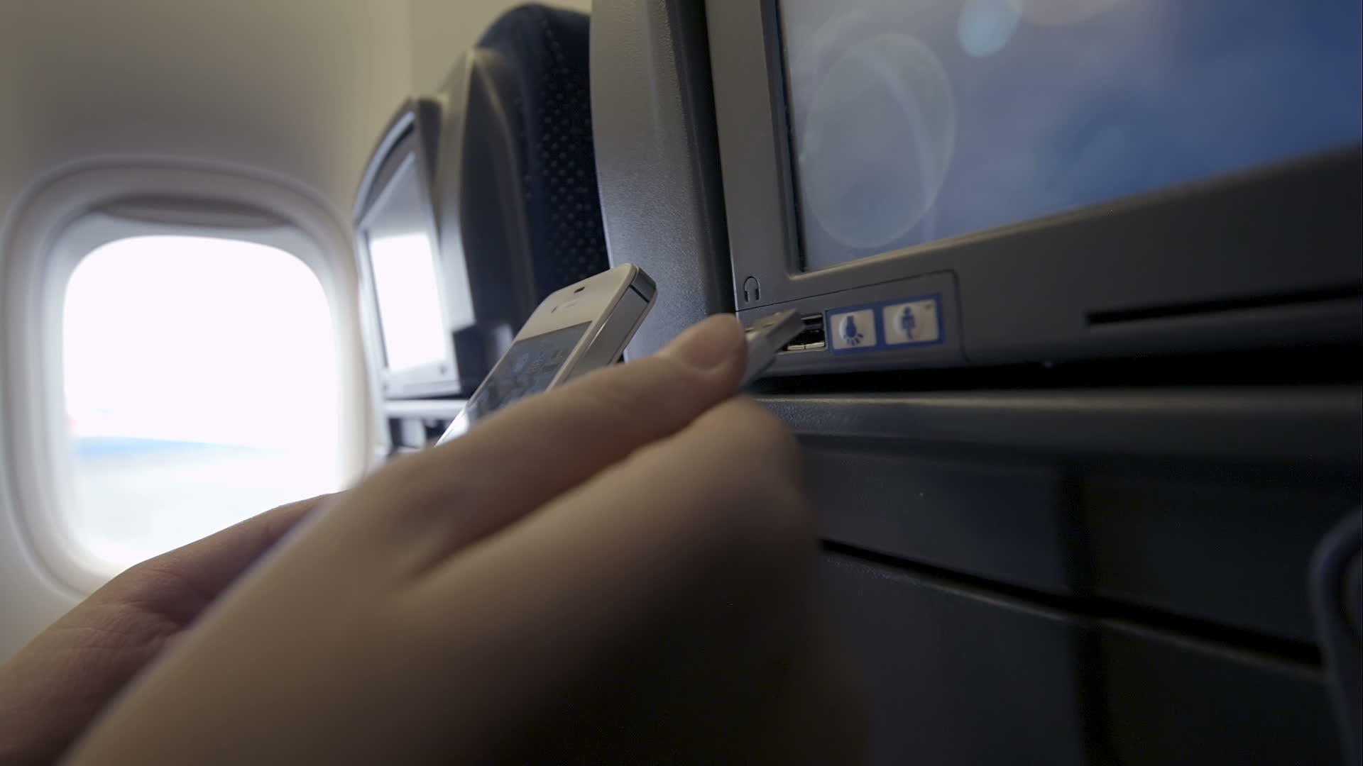通过usb手机和座椅监视器连接在飞机上视频的预览图