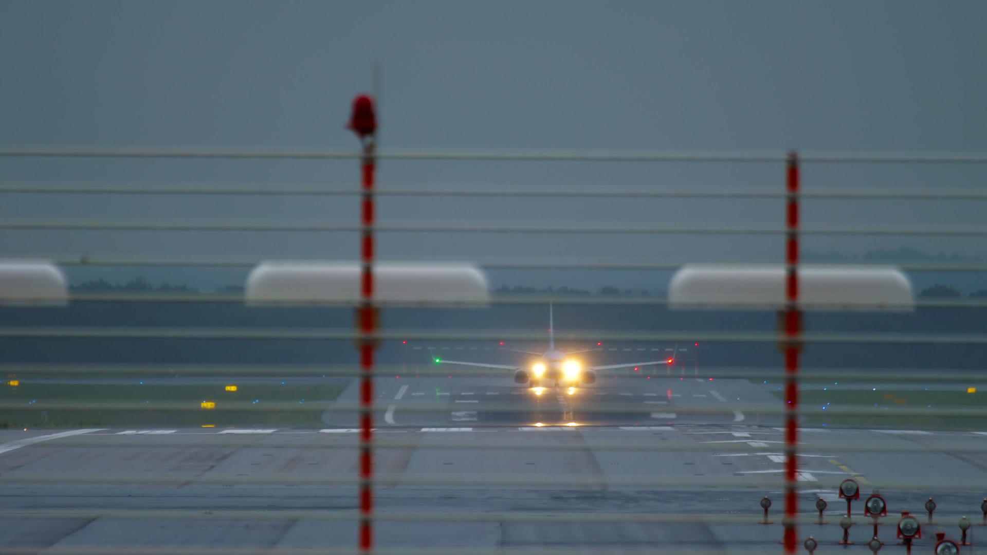 黎明起飞的飞机视频的预览图