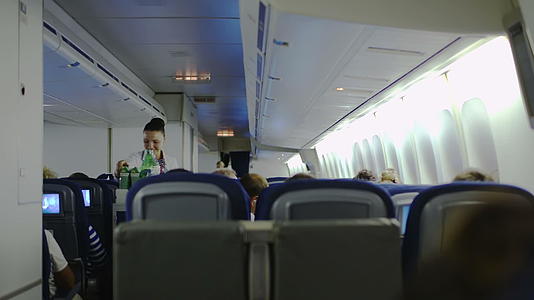 空姐向乘客提供饮料视频的预览图
