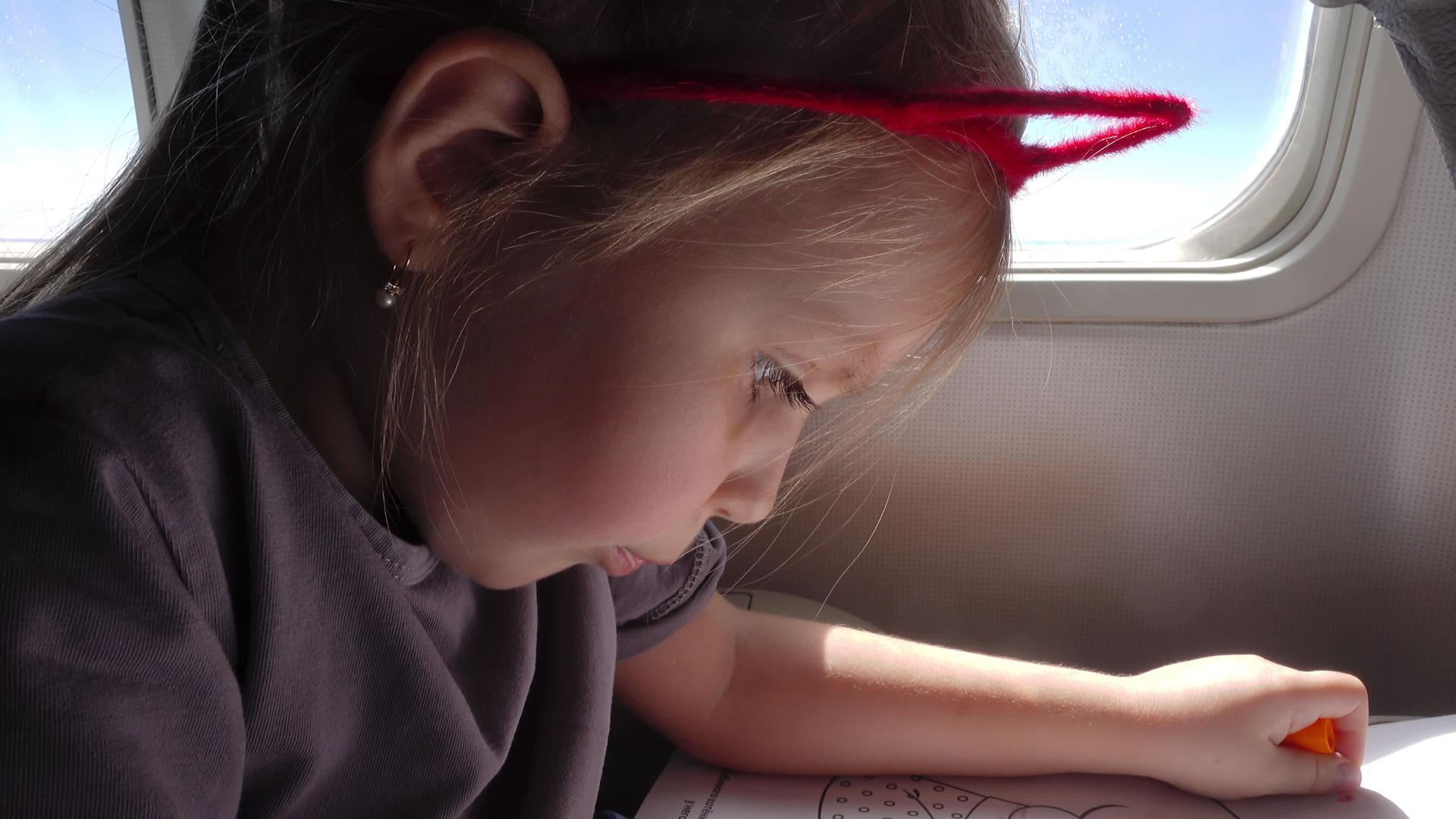 小女孩在飞机上画画视频的预览图