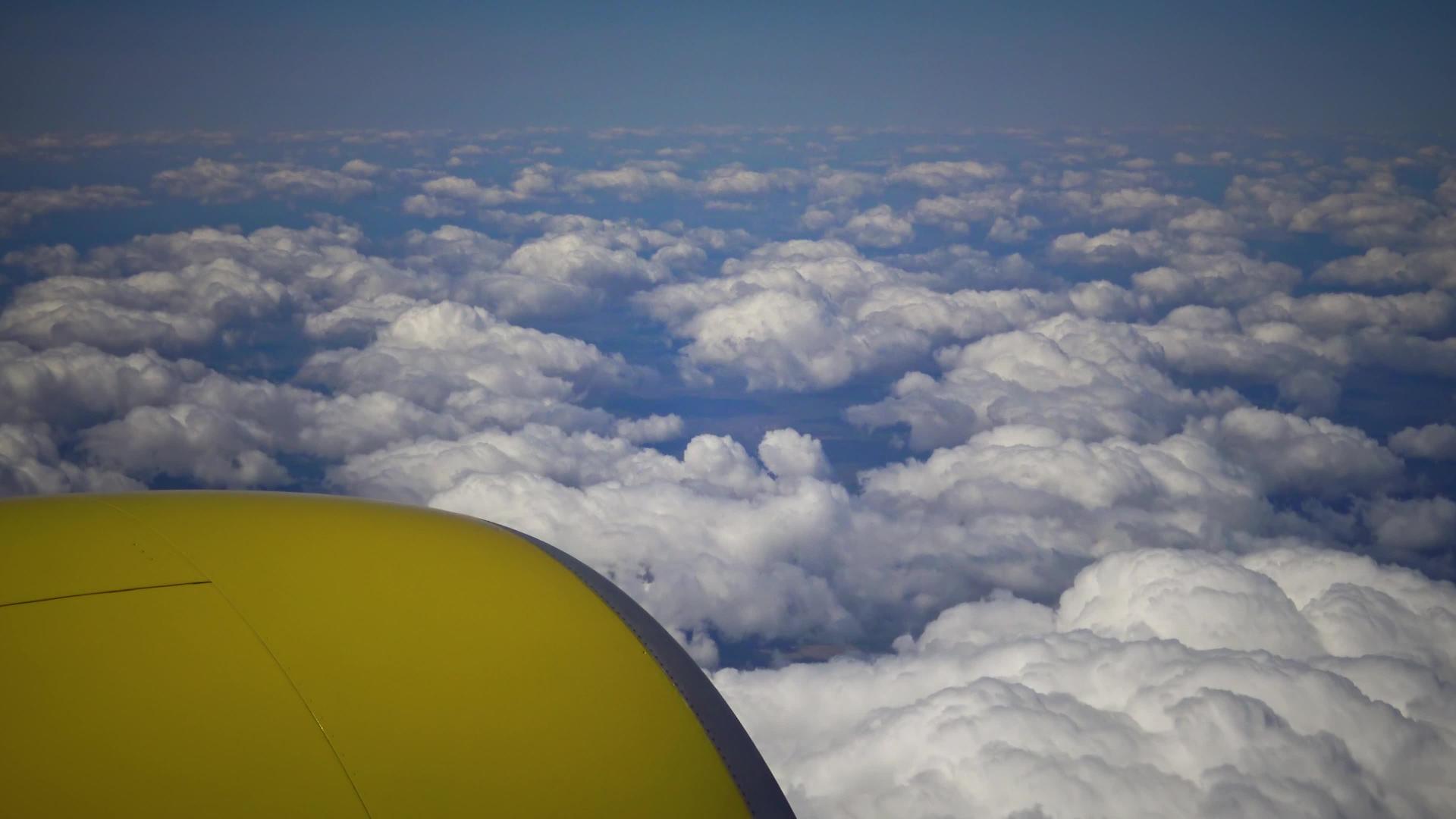 飞机窗口的云有云和飞机机翼的天空景观视频的预览图