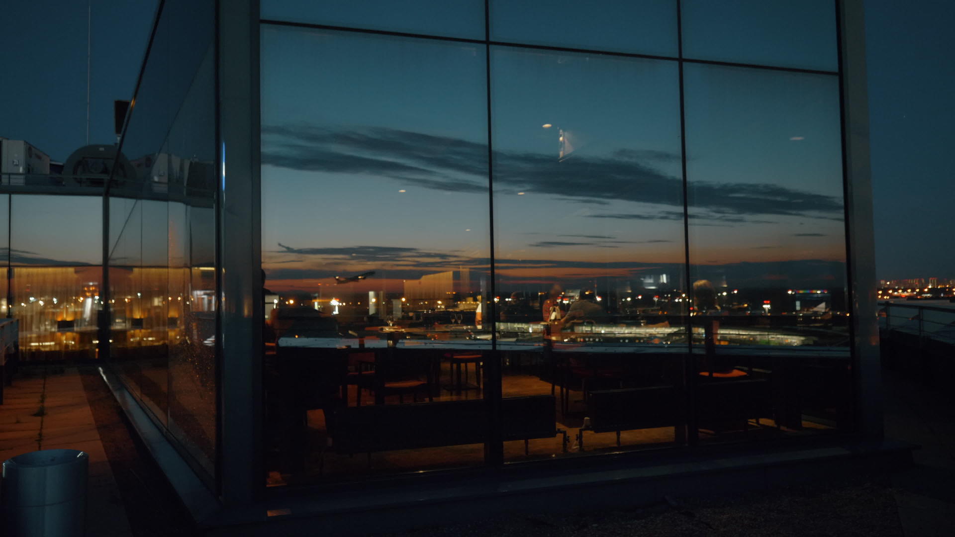 晚上城市和飞机从窗户起飞视频的预览图